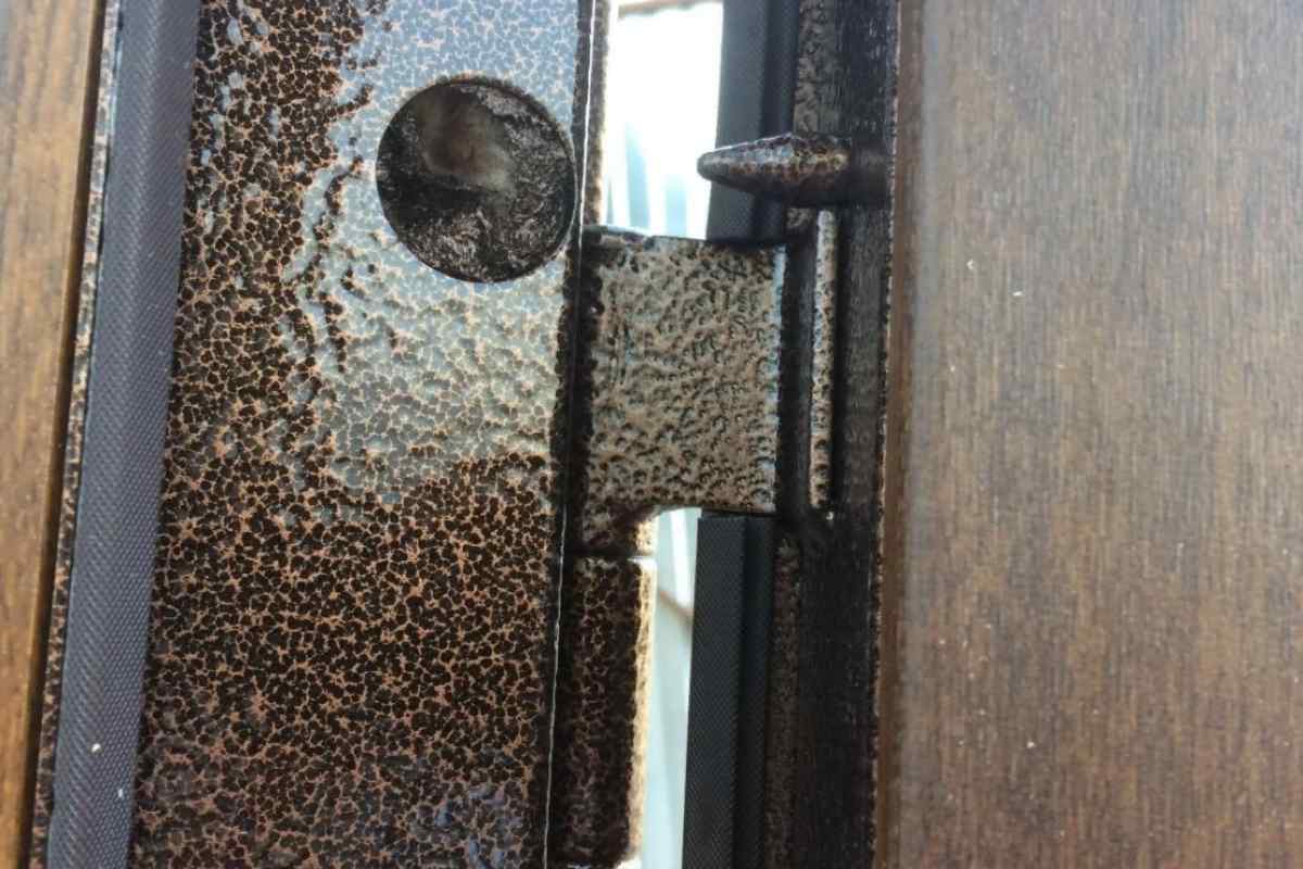 Як замінити замок у металевих дверях