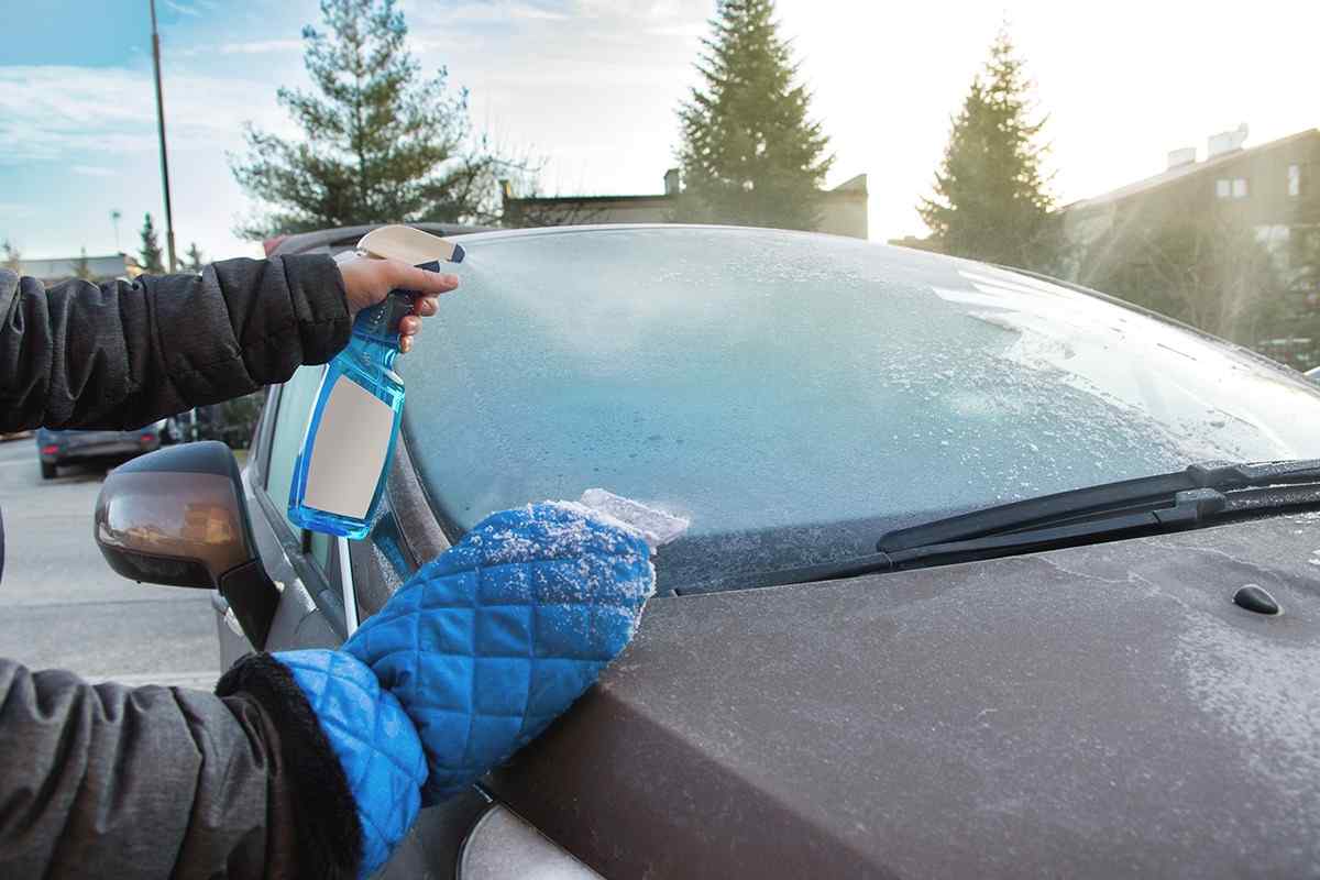 Як швидко і ефективно очистити лід зі скла автомобіля, використовуючи підручні засоби