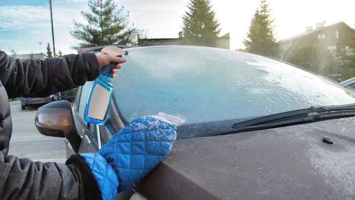 Як швидко і ефективно очистити лід зі скла автомобіля, використовуючи підручні засоби