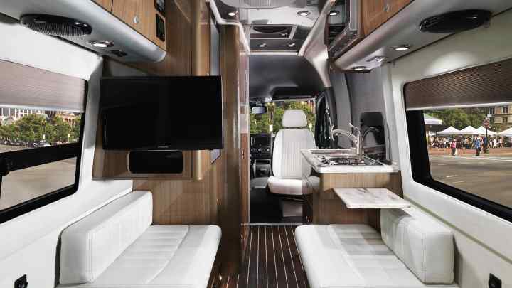 Mercedes Sprinter перетворили на комфортабельний будинок на колесах для далеких подорожей