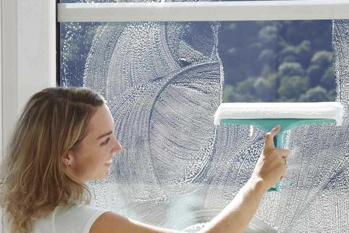 Чим найкраще мити вікна та дзеркальні поверхні