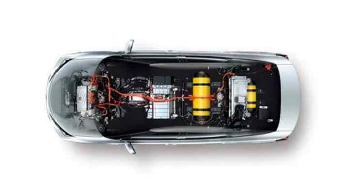 Вбивця нафти: перший водневий автомобіль Toyota Mirai з потужним двигуном