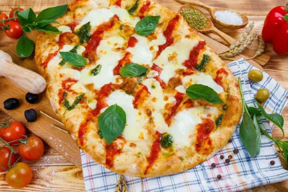 Як приготувати піцу з томатом і моцареллою