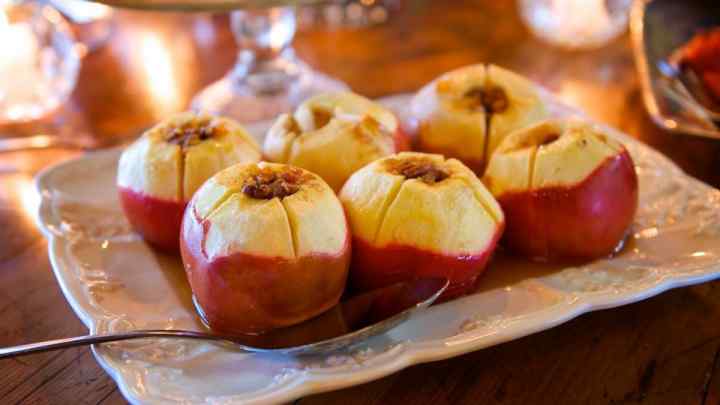 Як приготувати запечені яблука з ізюмом, корицею і медом