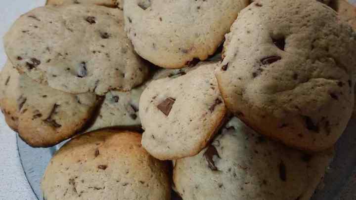 Як спекти печиво з шоколадом і родзинкою