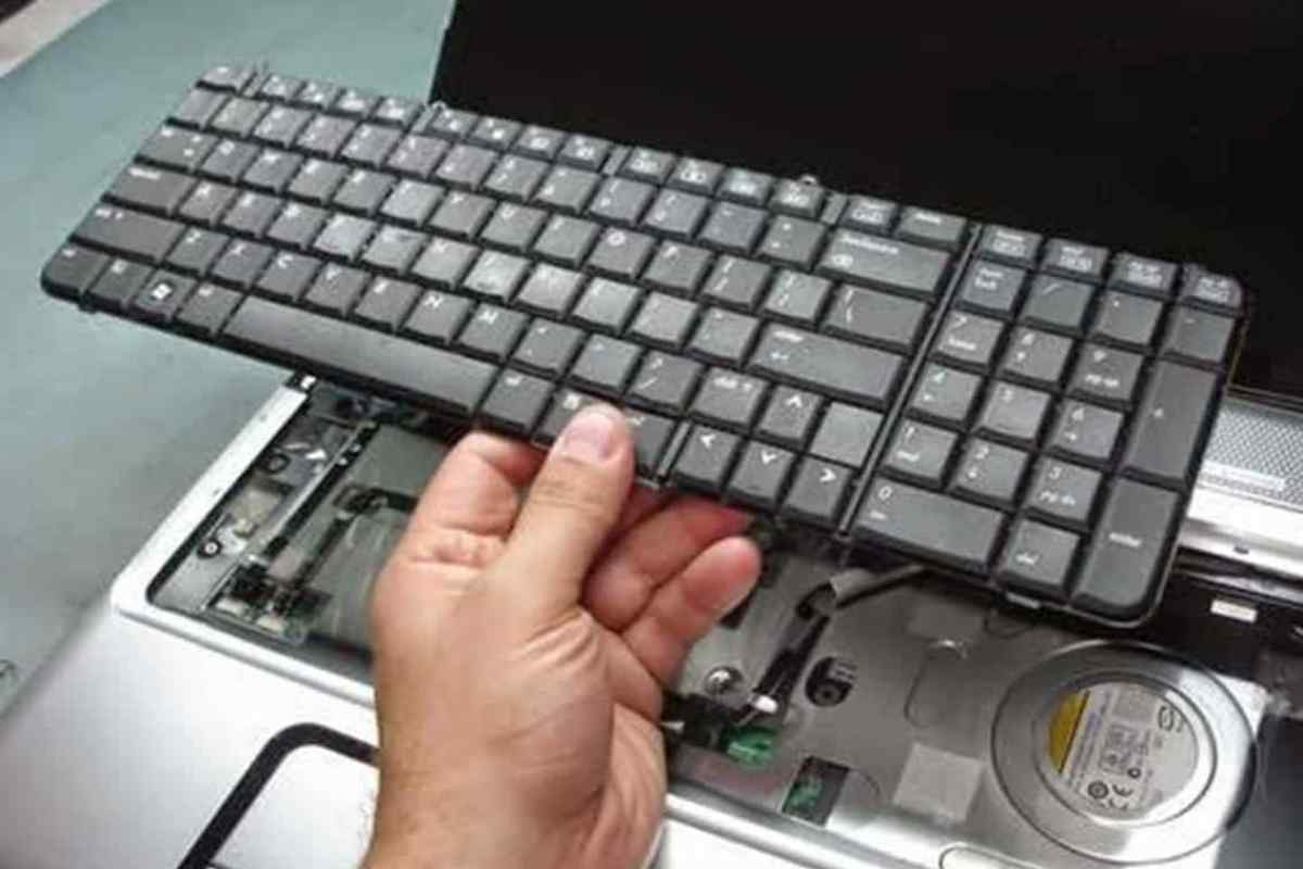 Як зняти клавіатуру в ноутбуці