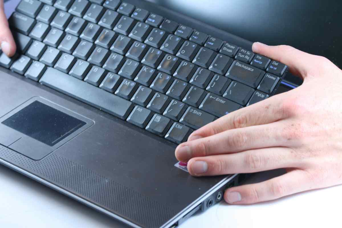 Як зняти клавіатуру з ноутбука