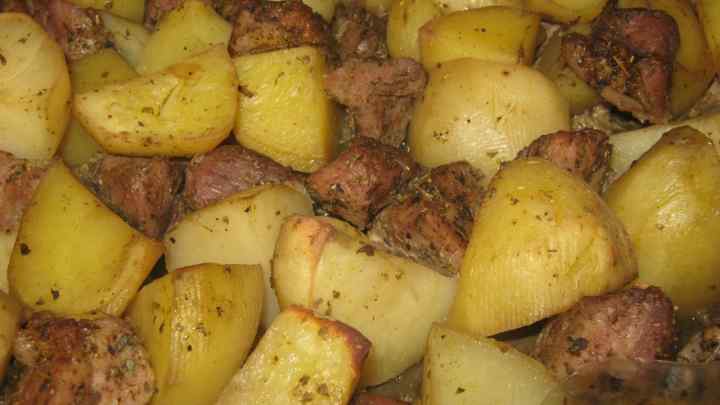Картопля зі свининою у горщикові