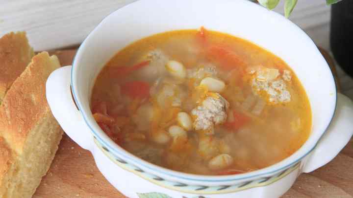 Ситний і смачний суп з фасіллю