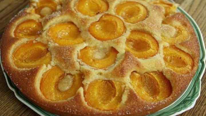 Ароматний абрикосовий пиріг