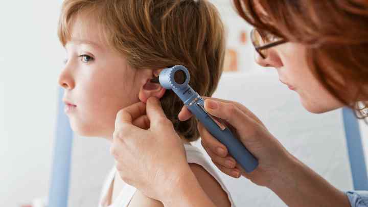 Як визначити у дитини слух