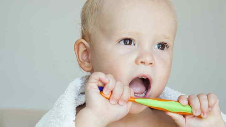 До якого віку дитині потрібно чистити зуби дитячою пастою