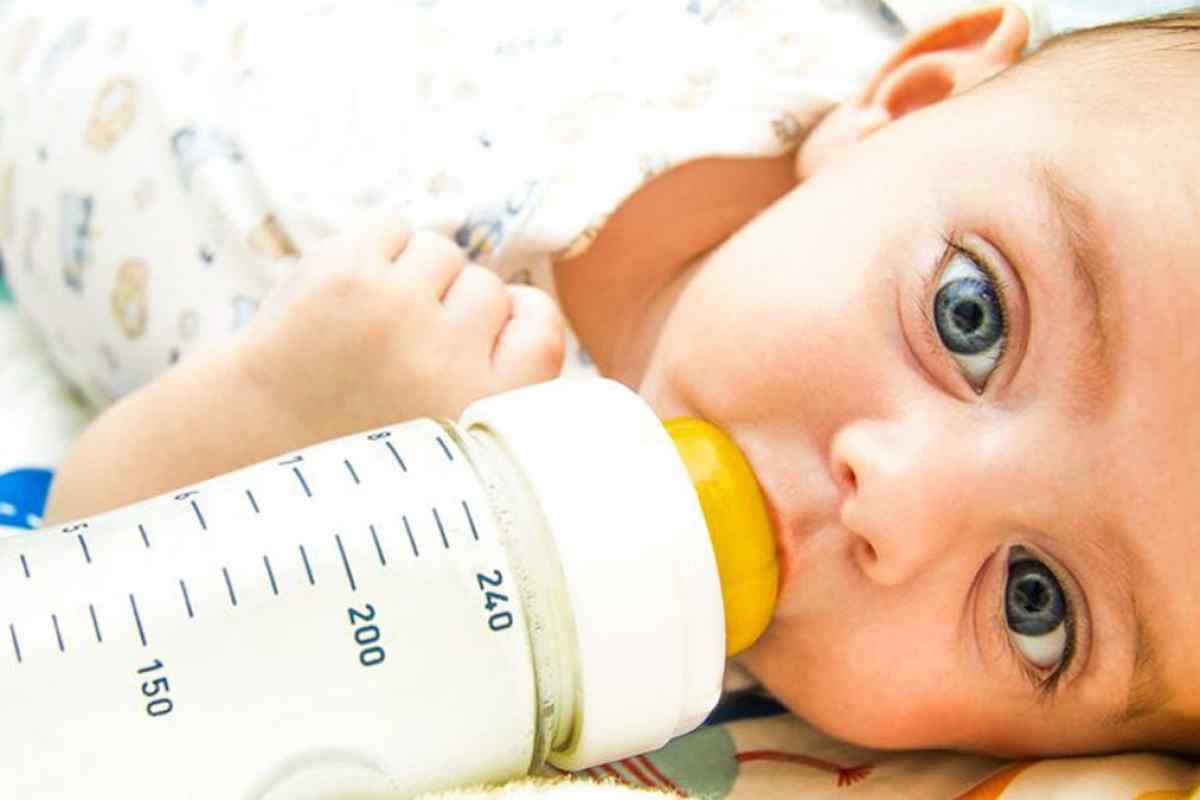 Скільки пляшечок потрібно новонародженому і як їх вибрати