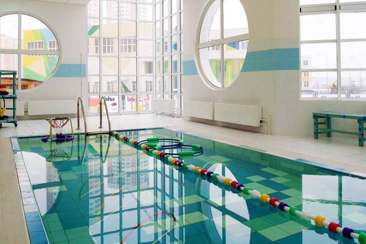 Дитячий садок з басейном: за або проти