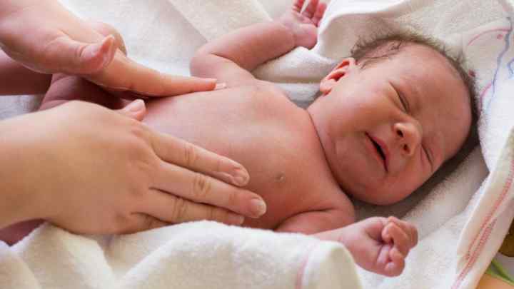 Як допомогти немовляті при коліках
