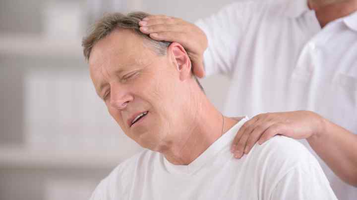 Болить шия і голова кружляє: причини, можливі захворювання, методи лікування