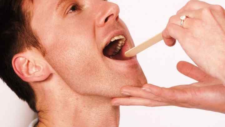 Мокрота в горлі: причини виникнення та лікування