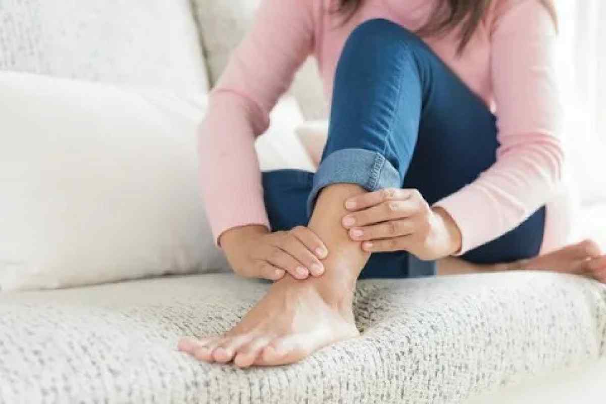 Болить шкіра на нозі: можливі причини, симптоми та особливості лікування