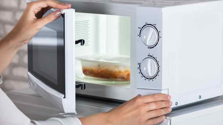 Чи можна на холодильник ставити мікрохвильовку? Шукаємо правильну відповідь