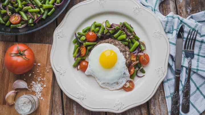 Біфштекс з яйцем: рецепт і поради щодо приготування