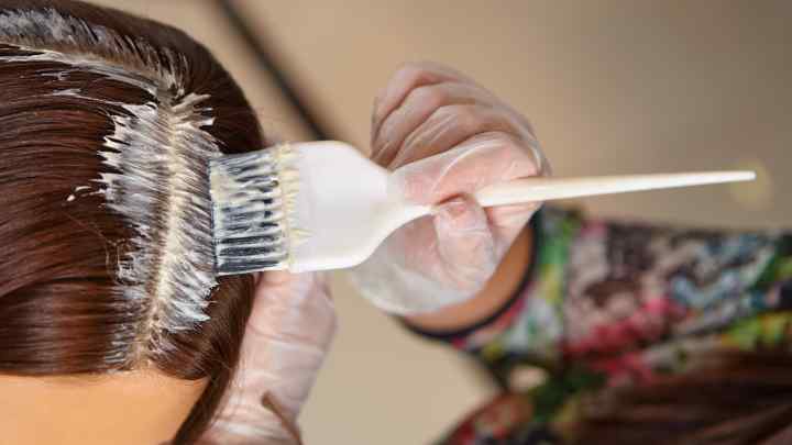 Як відмити фарбу для волосся з волосся: салонні процедури проти домашніх засобів