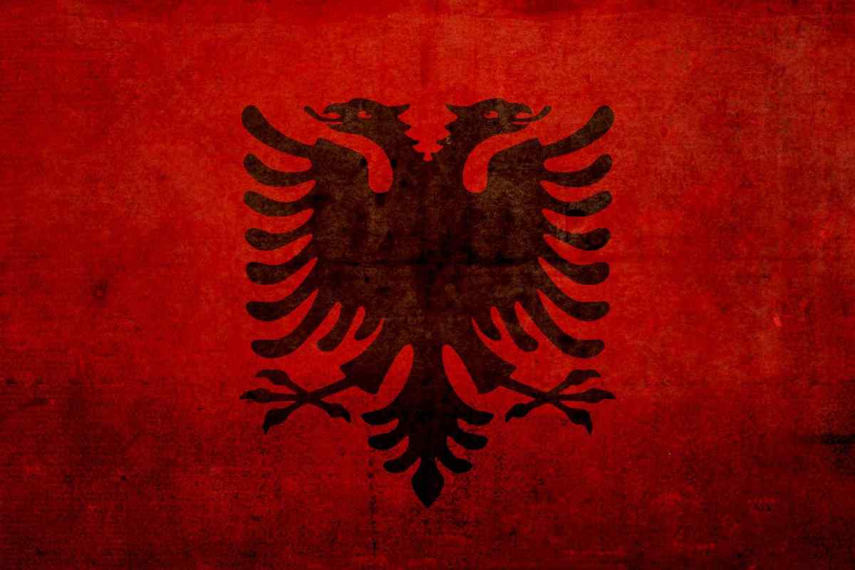 Албанія: прапор і герб країни орлів