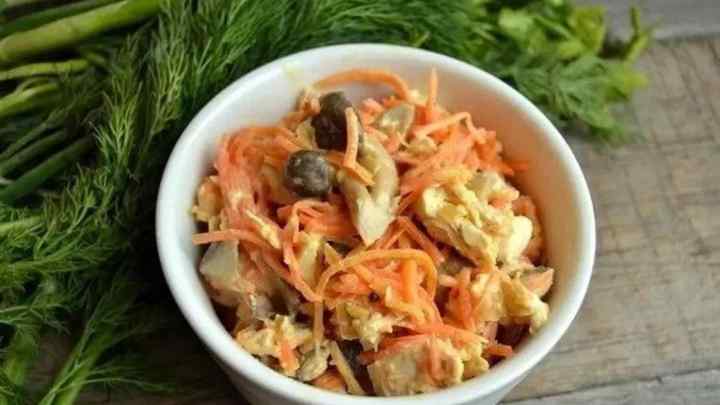 Салат з корейською морквиною і чіпсами: рецепт приготування