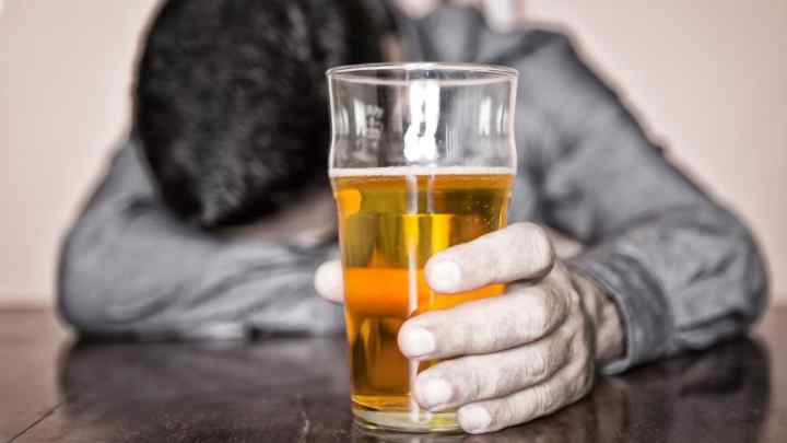 Як відучити чоловіка пити пиво щодня? Пивний алкоголізм у чоловіків