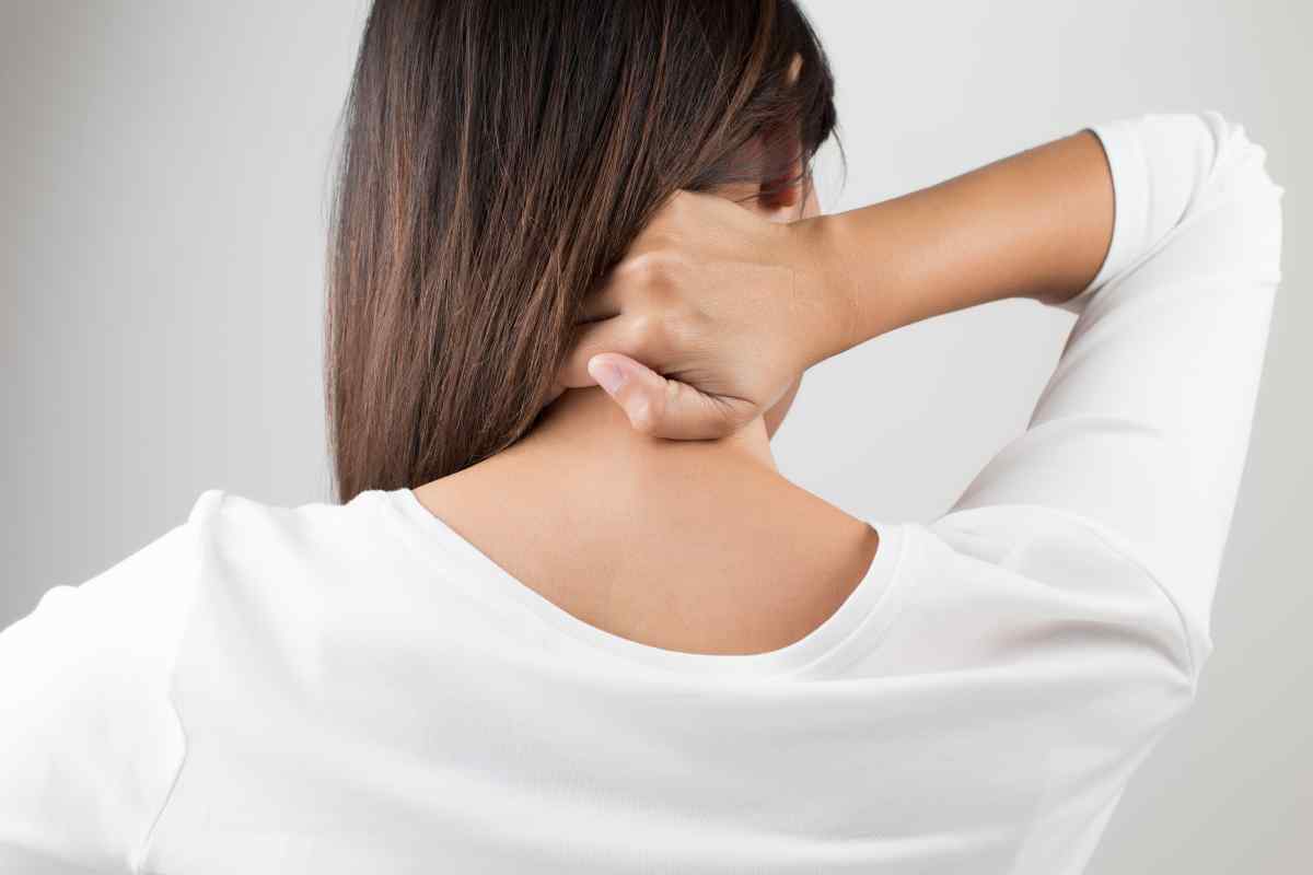 Болі в шиї, що віддають у вухо: причини, симптоми, можливий діагноз, лікування, поради та рекомендації неврологів