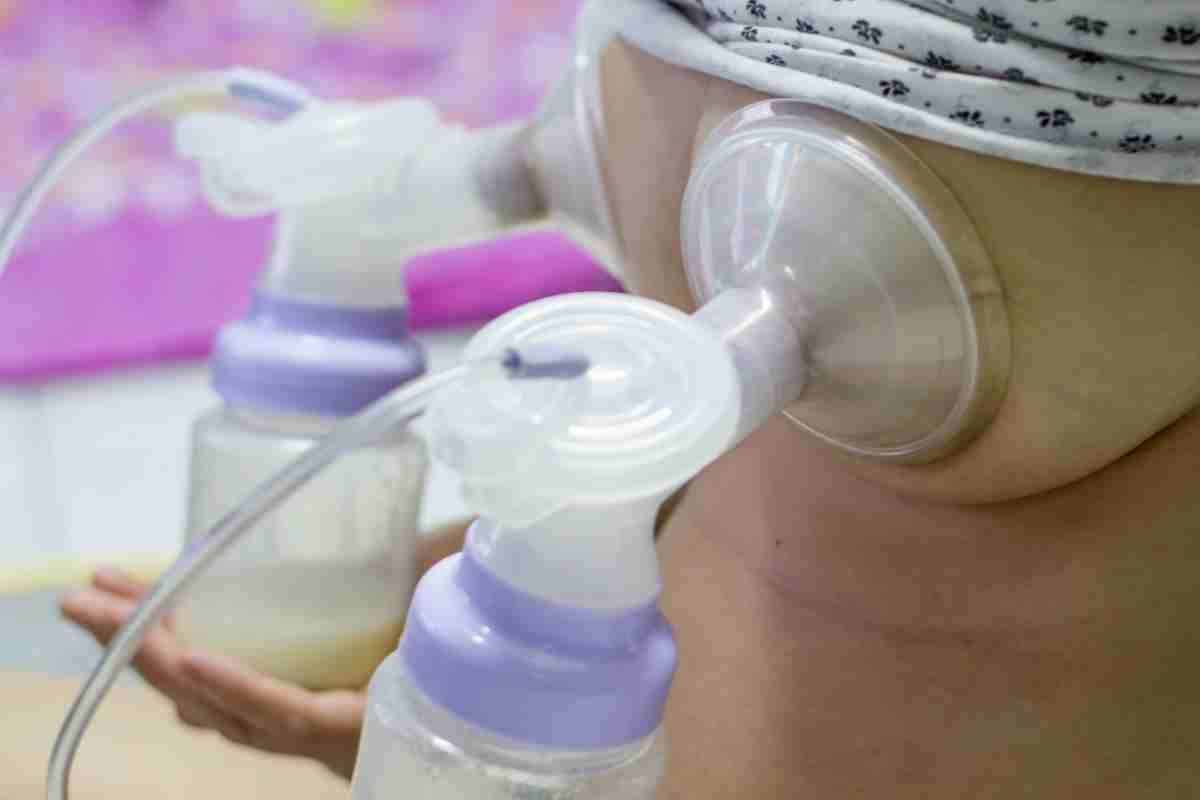 Як правильно сцежувати грудне молоко? Техніка сцежування грудного молока руками і молоковідсмоктувачем