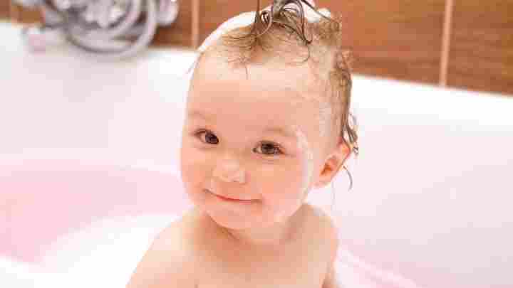 Як правильно мити голову собі і дитині? Як часто можна і потрібно мити голову?