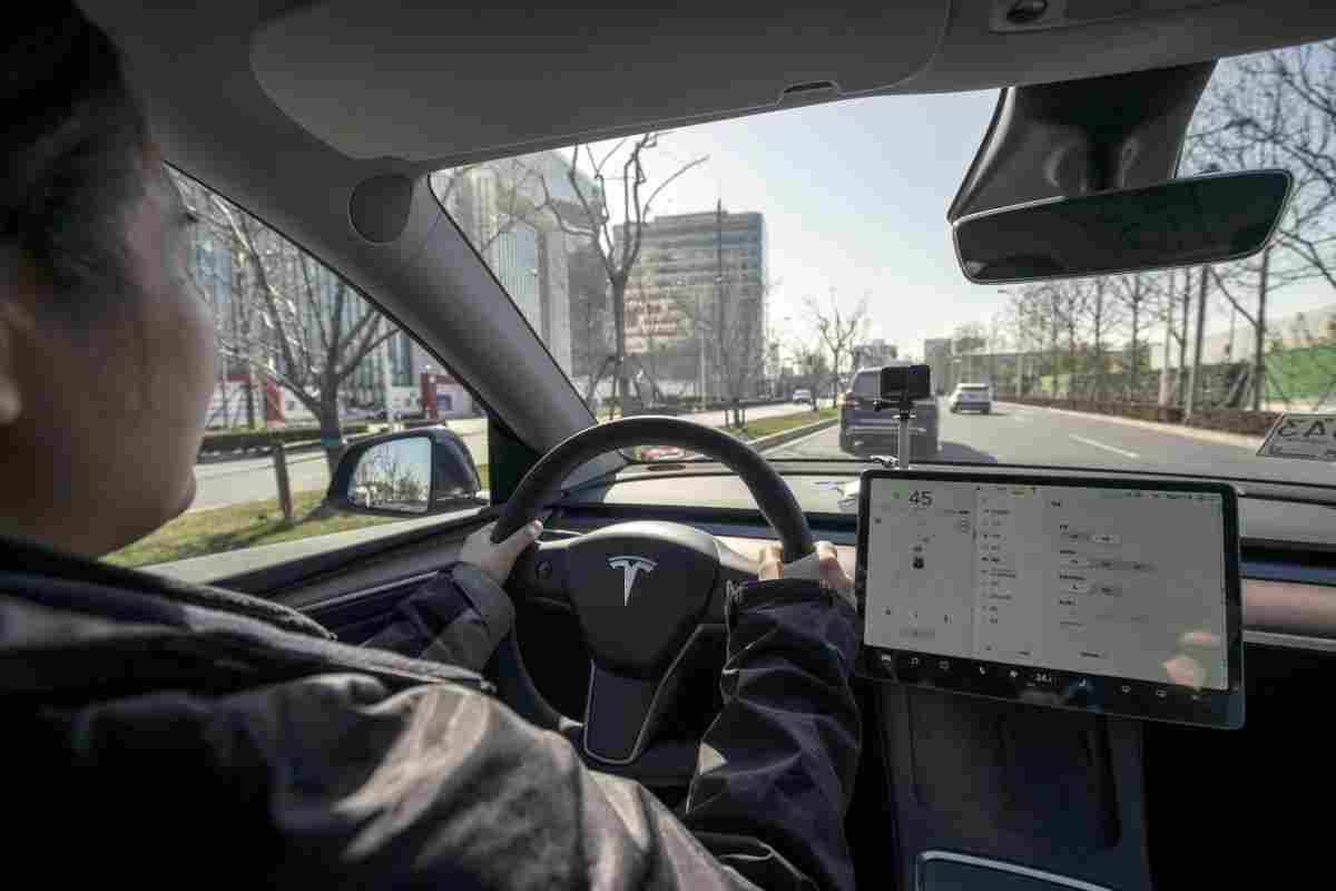 Tesla почне активніше використовувати салонну камеру для моніторингу за станом водія