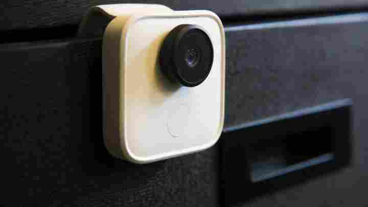 Google Clips - компактна 12-Мп камера, яка фотографує сама 