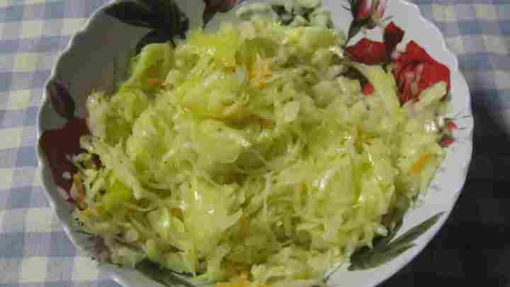 Салат з пекінської капусти з лимоном і маслом