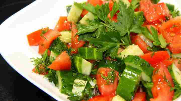 Салат зі свіжих овочів з рослинною олією