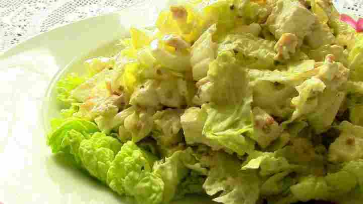 Салат з пекінської капусти з огірками і консервованою кукурудзою