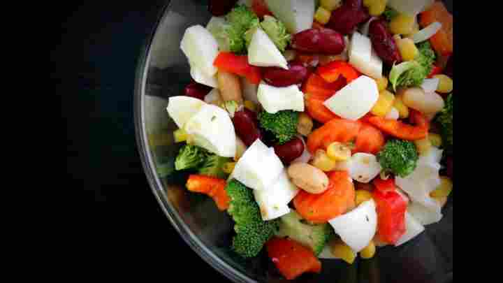 Салат зі свіжих овочів з бринзою