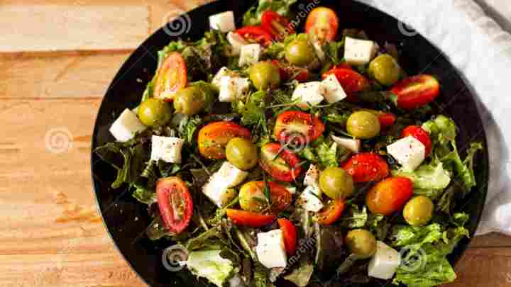 Салат овощной с моцареллой и оливками.