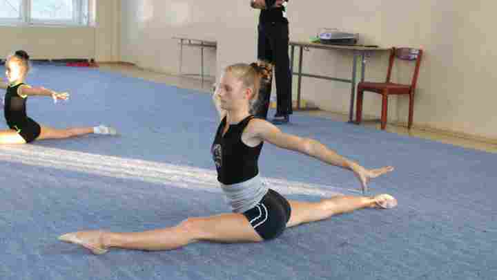 Заняття художньою гімнастикою для дівчаток