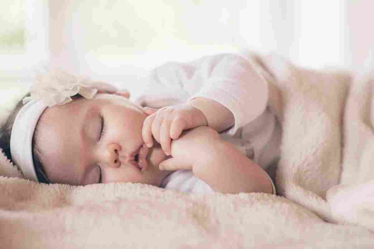 Як привчити дитину спати окремо