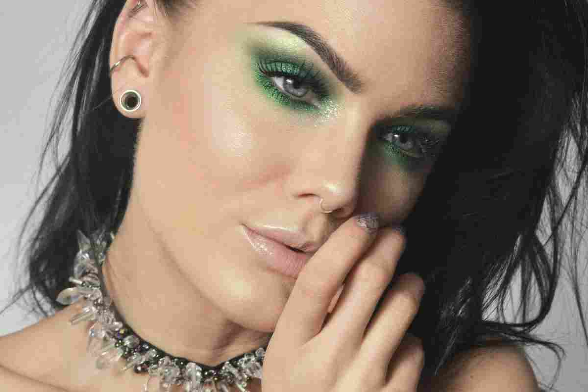 Як підібрати макіяж під зелену сукню