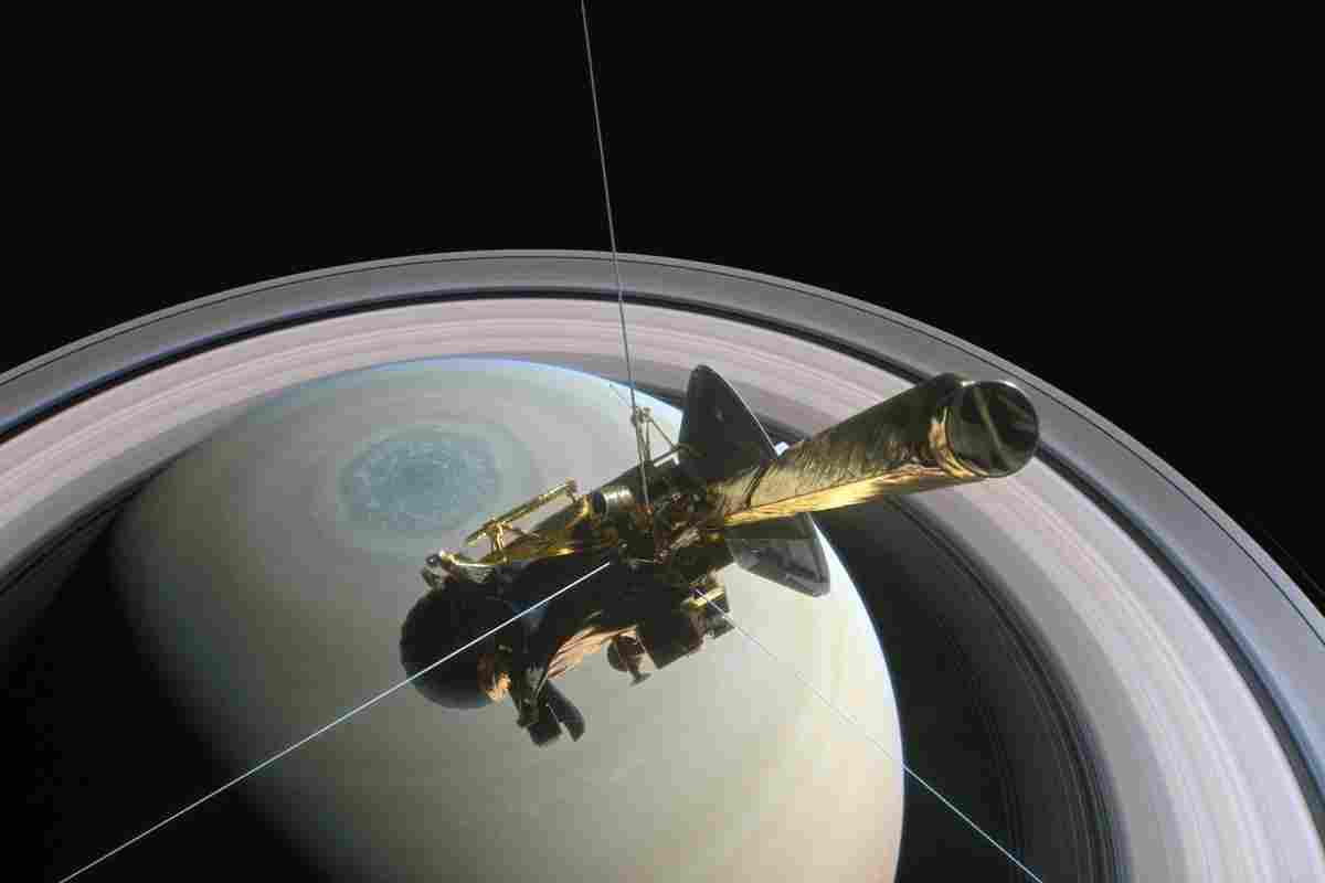 Зонд Cassini зафіксував гігантський спалах блискавки на денному боці Сатурна
