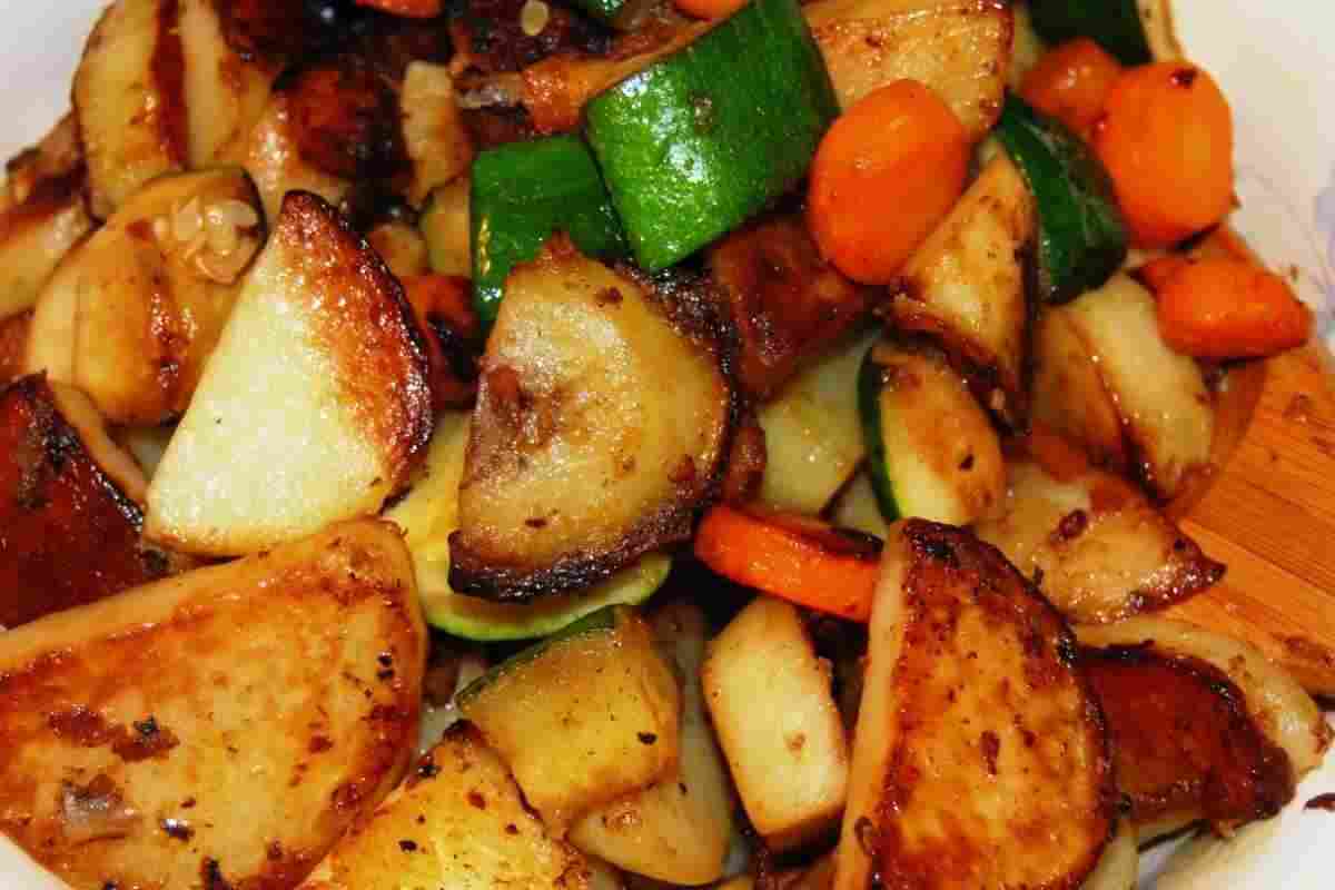 Як приготувати картоплю з томатами і базиліком