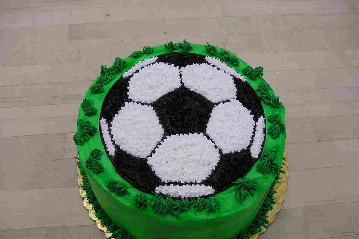 Як зробити торт у вигляді футбольного м'яча
