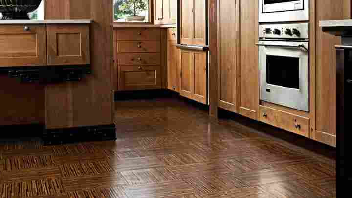 Покриття підлоги на кухні має бути зносостійким, ударопроковим і водонепроникним. Ламінат для підлог на кухні якнайкраще відповідає цим вимогам.