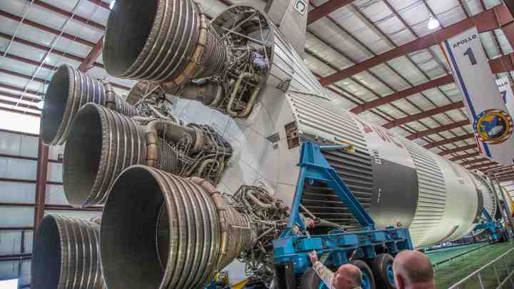Засновник Amazon підніме з дна Атлантики легендарні двигуни ракети Сатурн-5