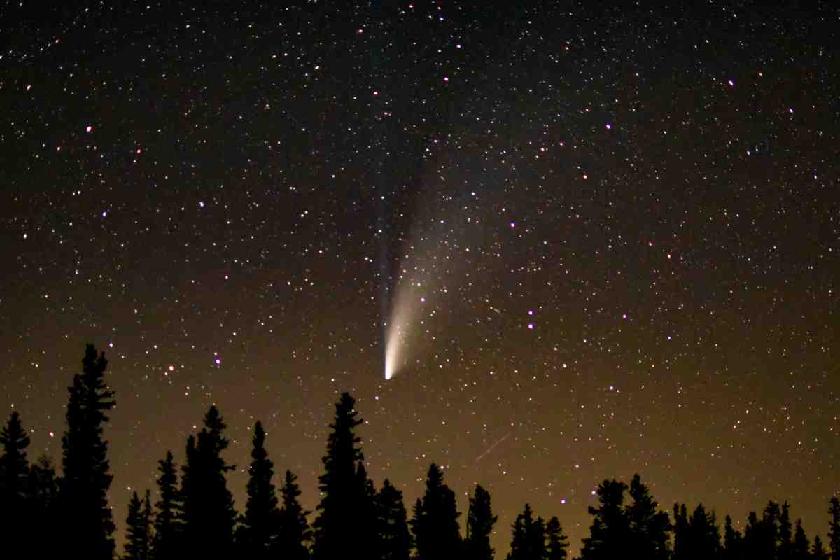 200-метрова комета вижила після спекотних «обіймів» Сонця