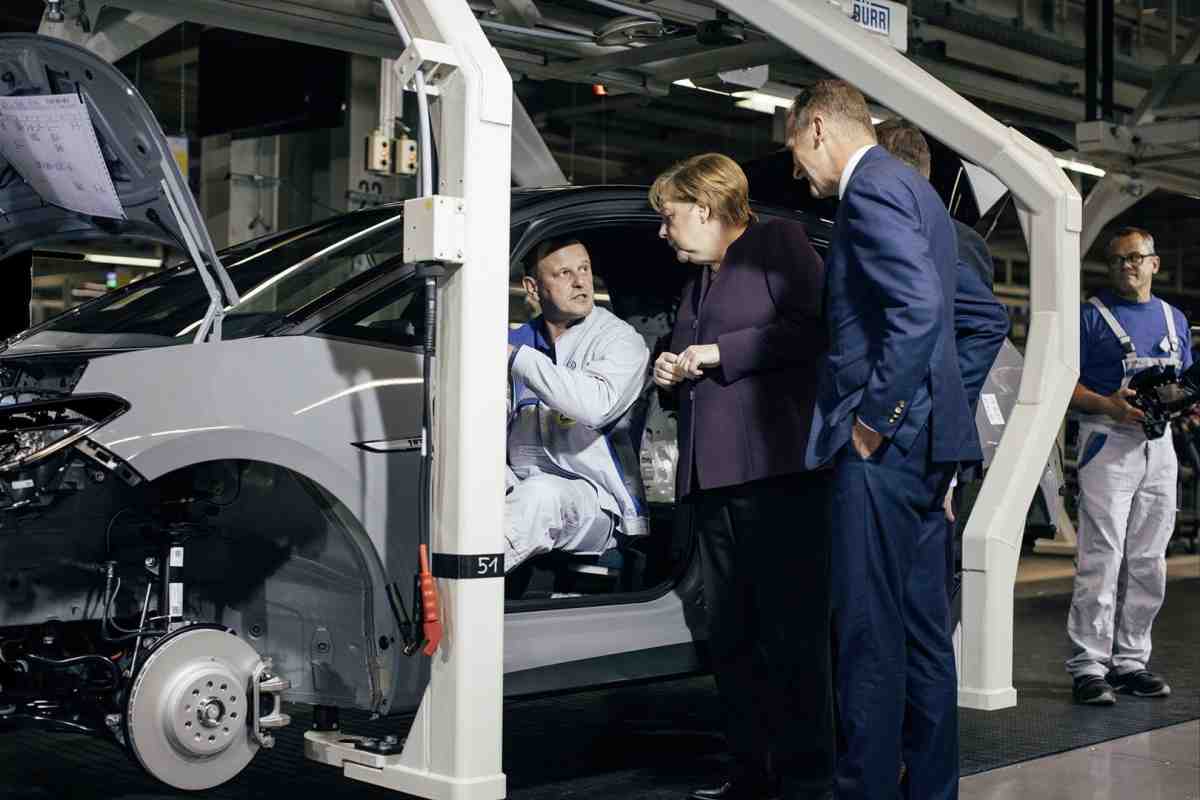 Перехід на випуск електромобілів загрожує німецькому автопрому втратою 75 тисяч робочих місць