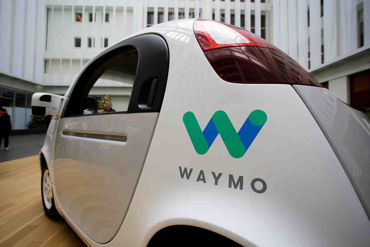 У Waymo відзначено найменшу кількість втручань людини в управління робомобілів при тестуванні