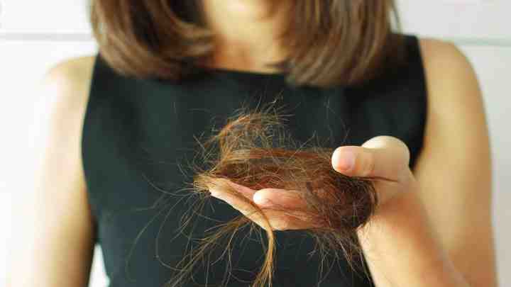 Чому волосся випадає разом з цибулиною